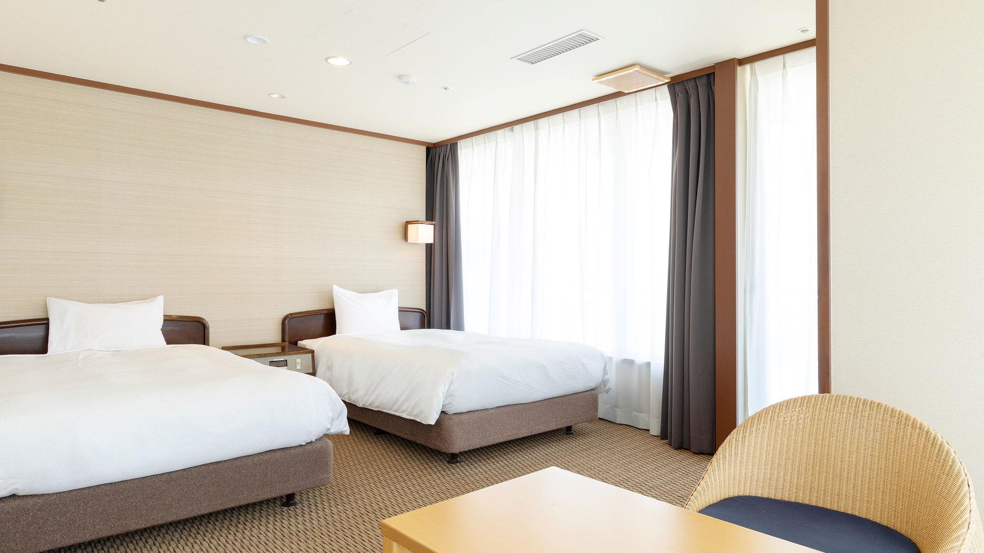 Semi Western, Superior, Twin Beds, Bathtub