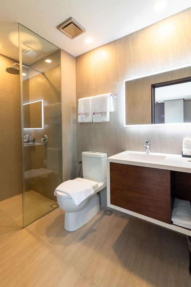 Ramada Encore by Wyndham Makati 50/50