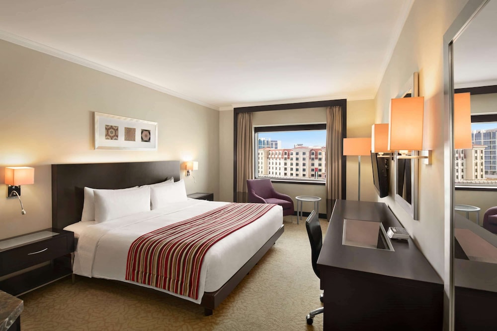 DELUXE, KING BED