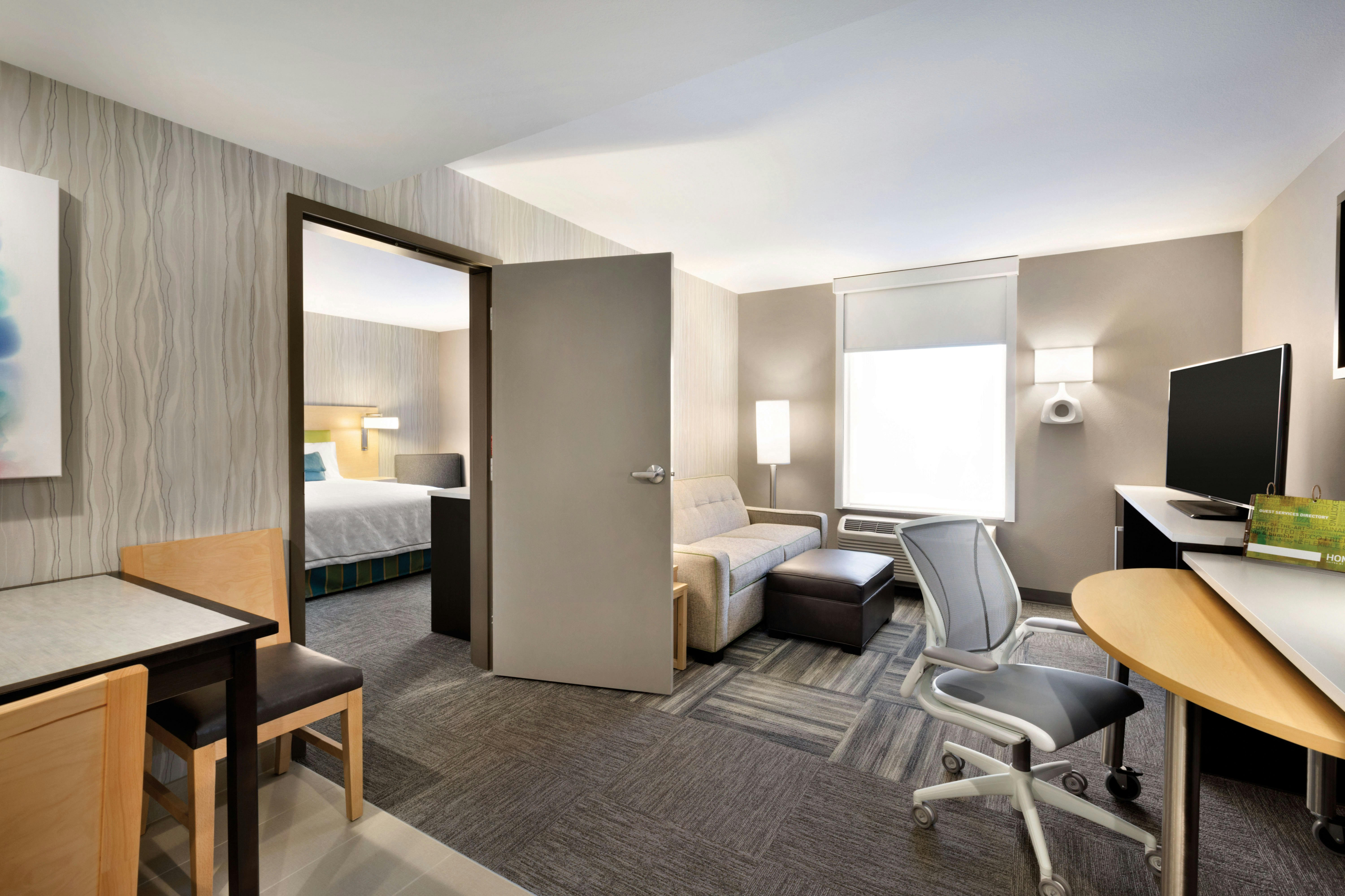SUITE, QUEEN BED, ACCESSIBLE