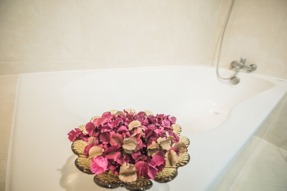 Romance Hotel Srinakarin 53/80