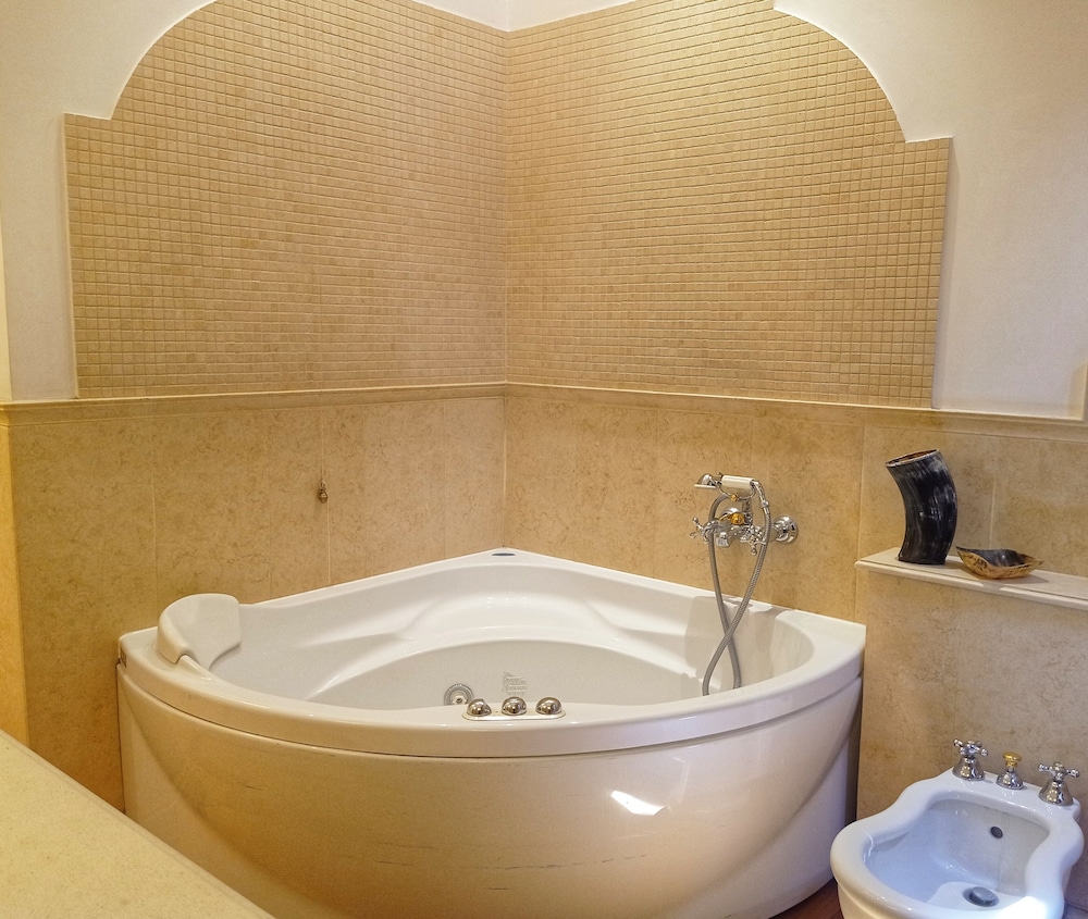 Roman Holidays Boutique Hotel 62/69