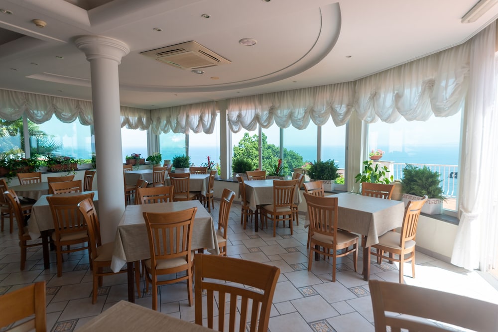 Hotel Villa Ireos 36/50
