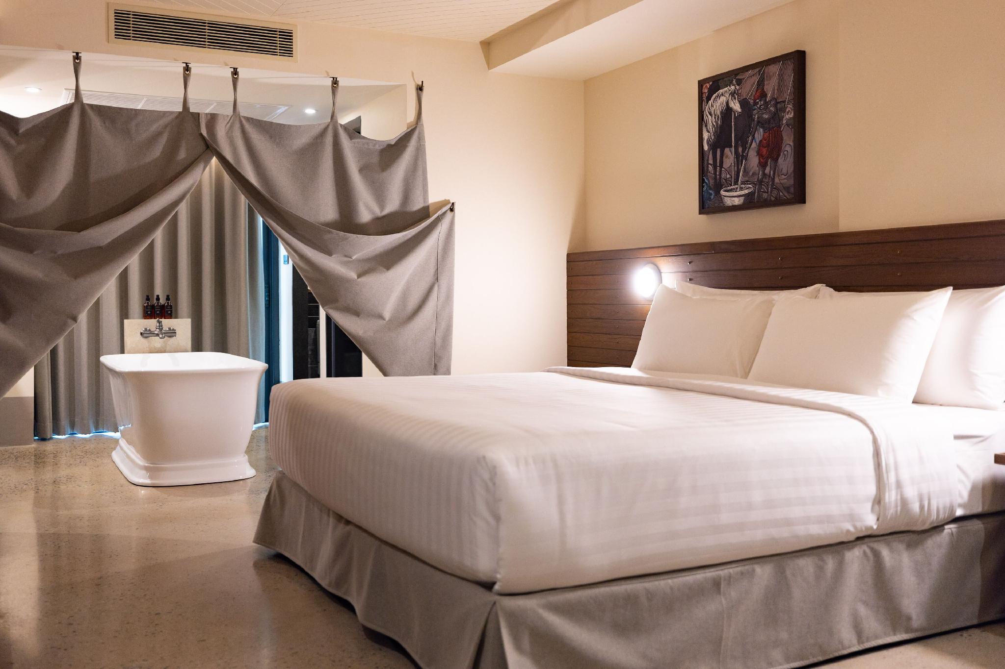 GRAND, DELUXE, DOUBLE OR TWIN BED