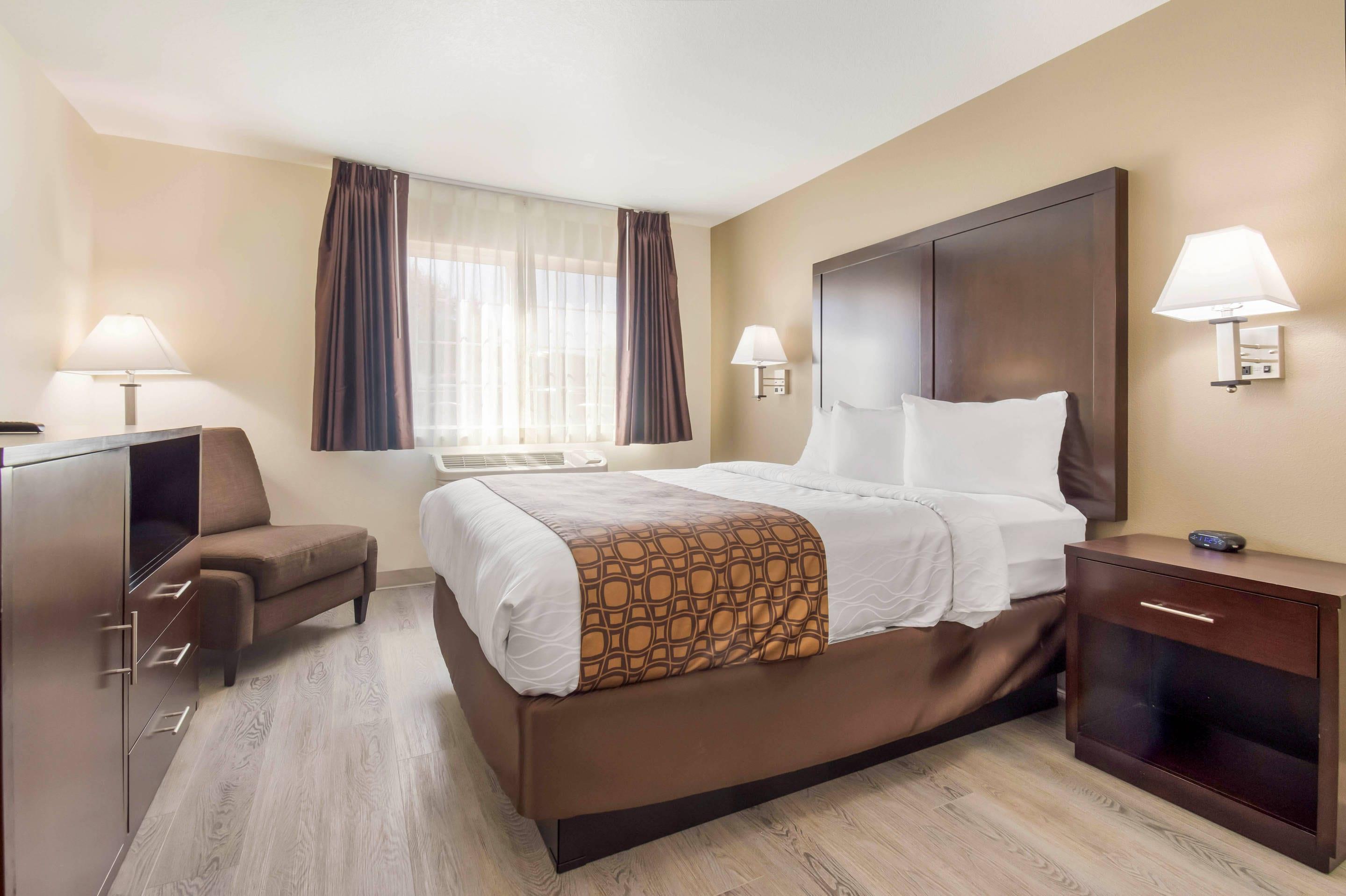 غرفة بسرير كوين، Econo Lodge Umatilla Columbia River Area 2/3
