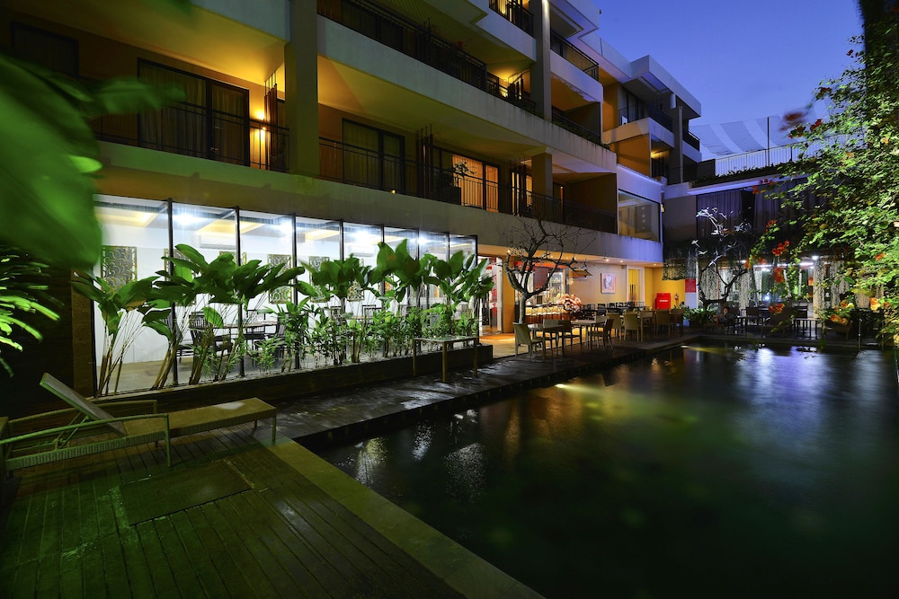 100 Sunset Hotel Kuta 61/66