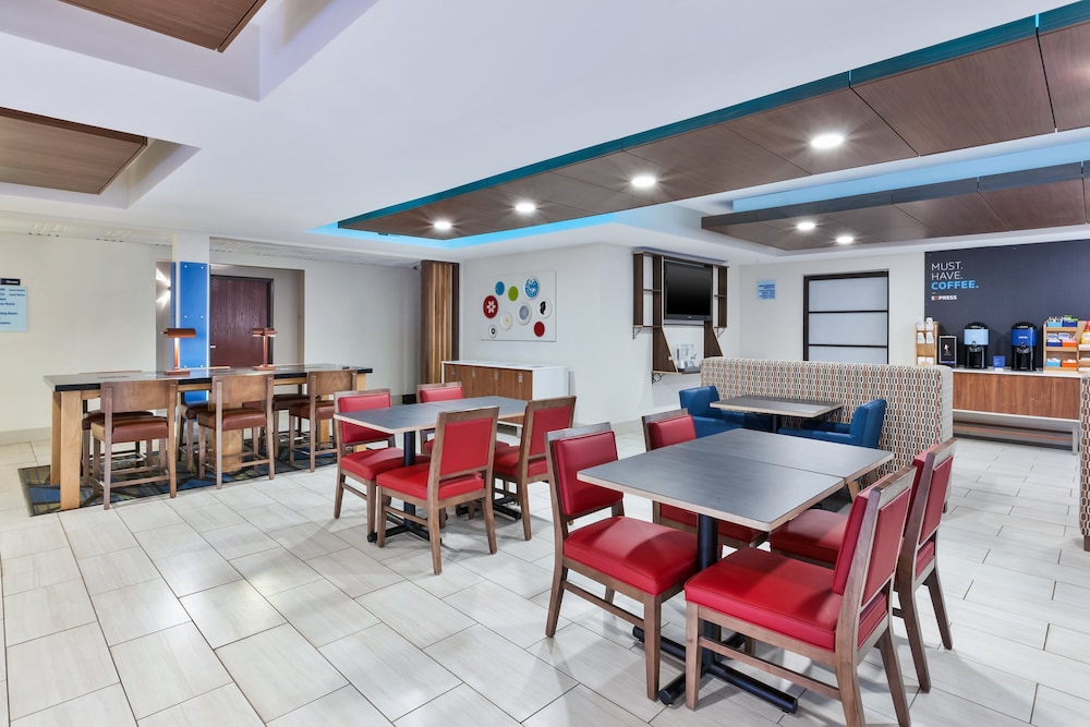 HOLIDAY INN EXPRESS HOTEL AND SUITES THREE RIVERS — 9