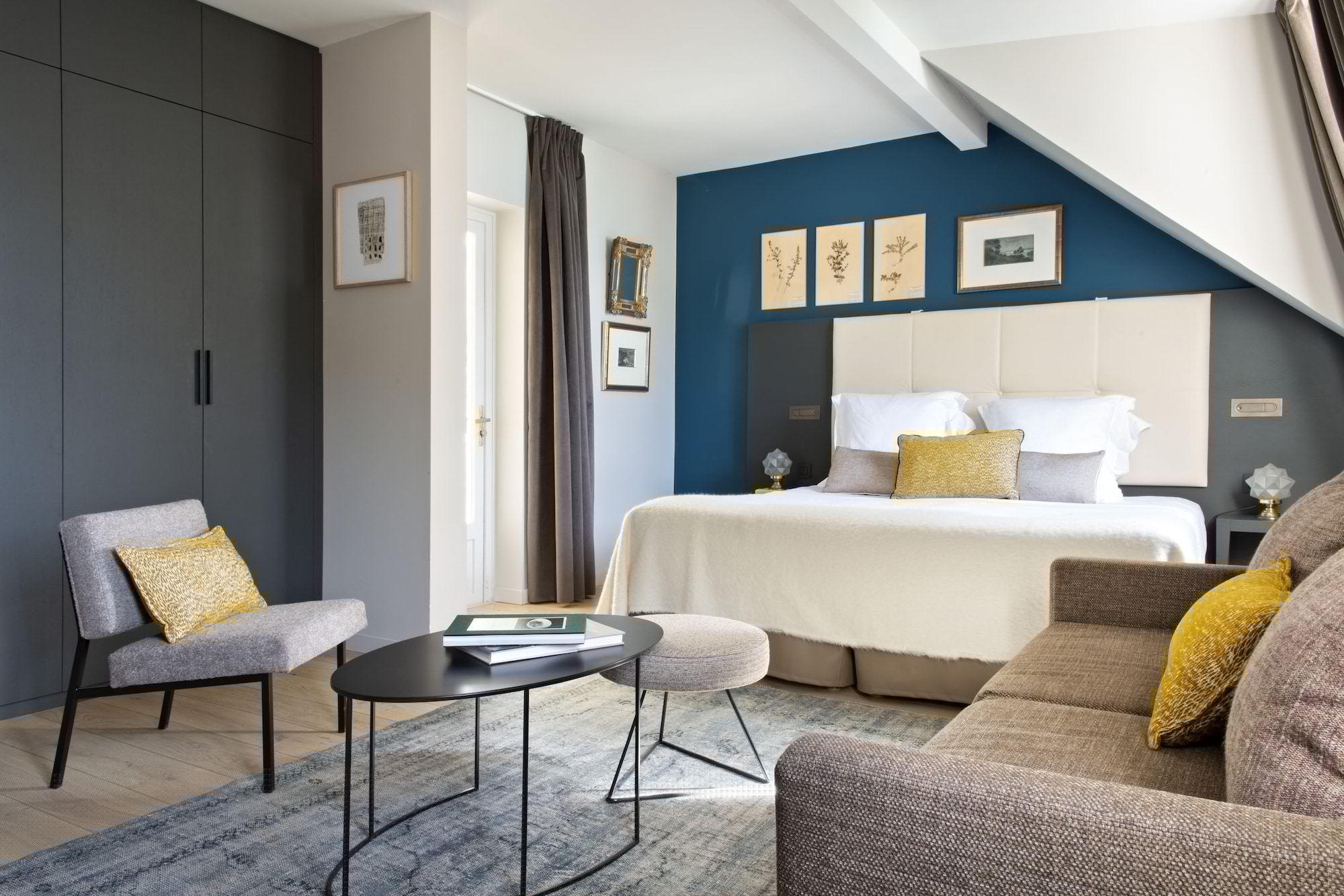 Room, Double Bed, Partial Lake View, Balcony، Hotel Auberge Du Pere Bise 4/7