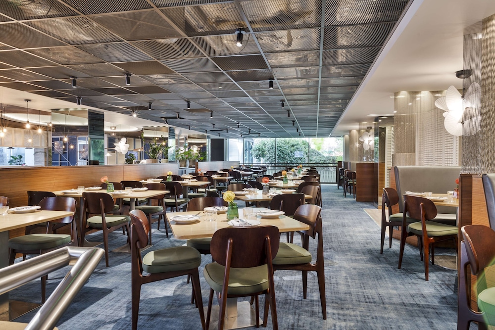 Radisson Red London Heathrow 58/64