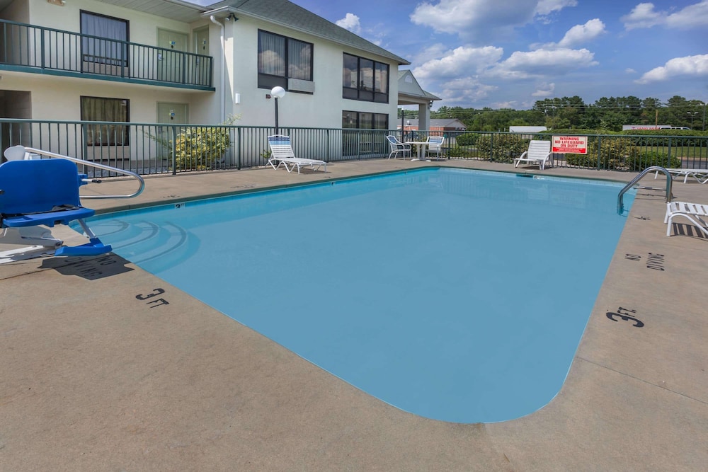 Days Inn by Wyndham Sanford 22/25