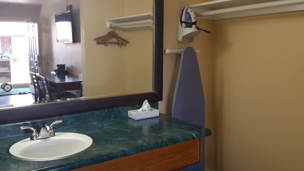 American Regency Inn Ex Rodeway Inn At Route 66 15/35