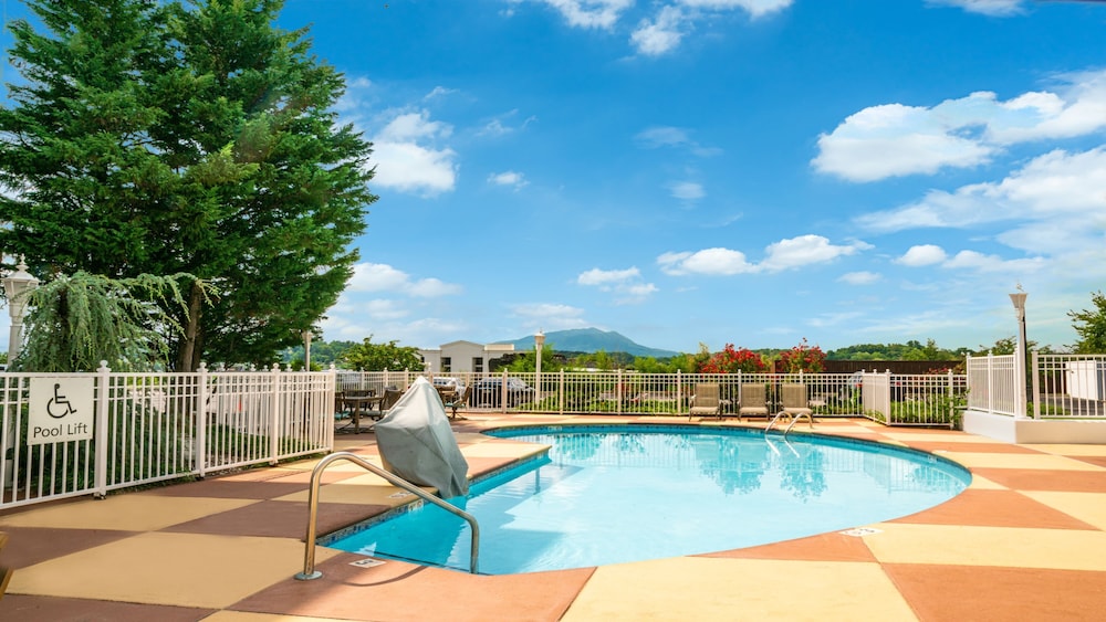 Holiday Inn Express And Suites Pigeon Forge Sevierville 3/49