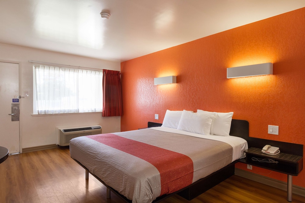Motel6 Claremont, CA 29/54