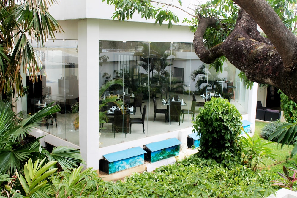 Contempo Hotel 45/49