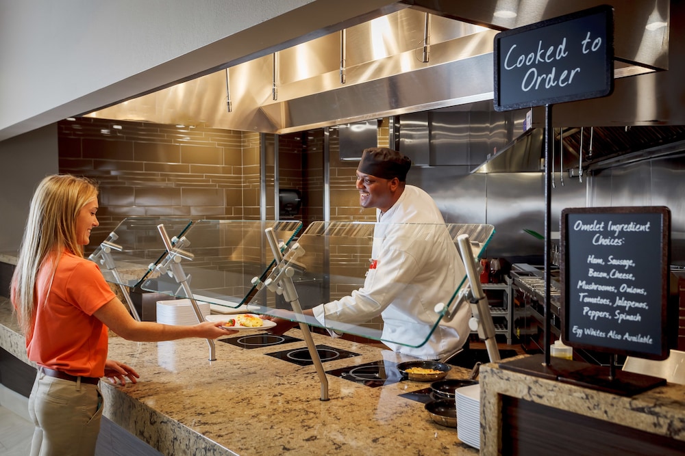 Embassy Suites by Hilton Orlando Lake Buena Vista Resort 77/100