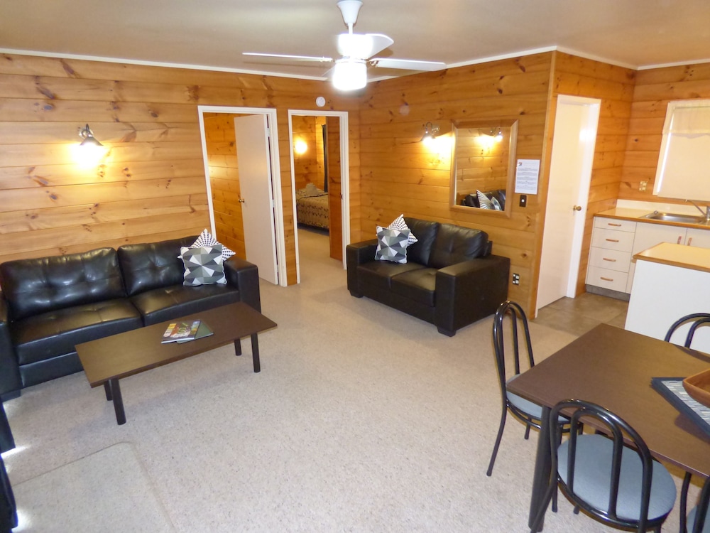 CEDARWOOD LAKESIDE MOTEL AND CONFERENCE VENUE 60/75
