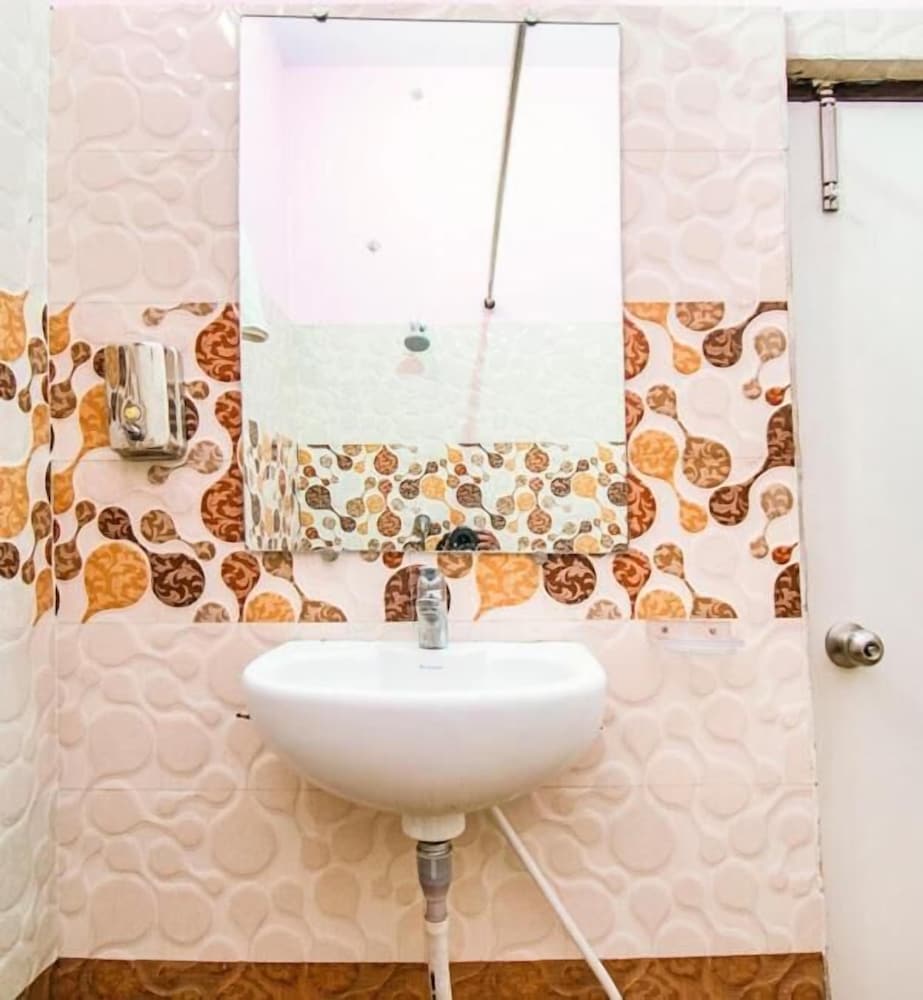 Hotel Sarweshwary 46/47