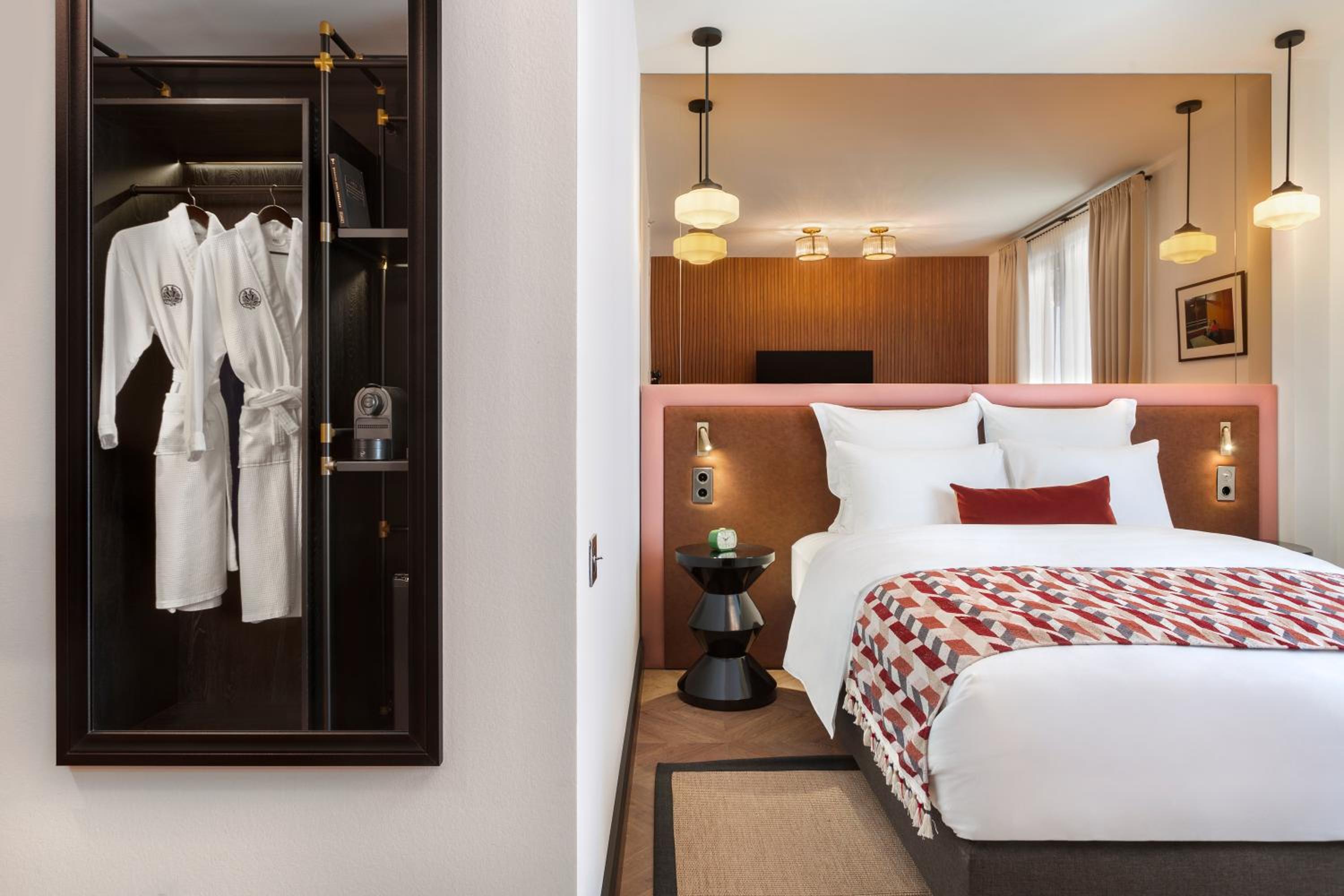 Room, Queen Bed, Balcony