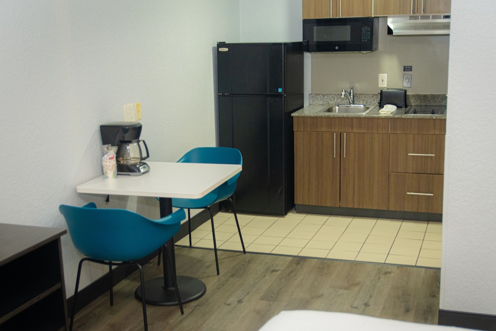 Studio 6 Extended Stay - West Palm Beach, FL 37/52