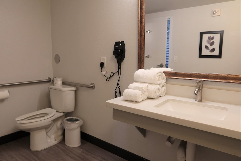 GreenTree Inn and Suites Phoenix Sky Harbor 64/65