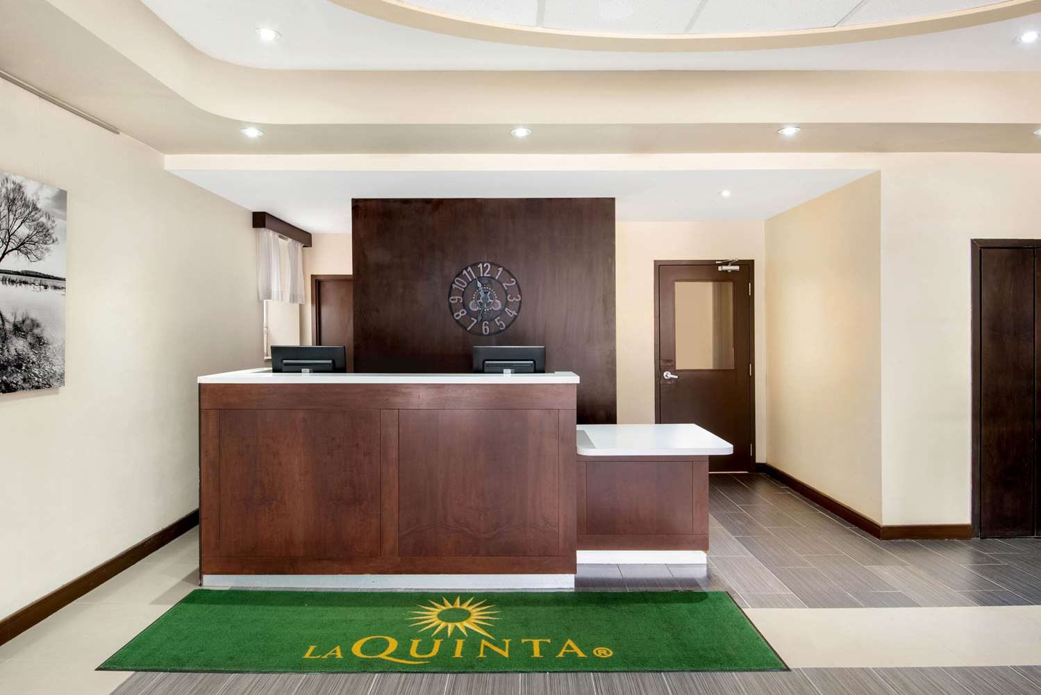 La Quinta Inn & Suites by Wyndham Oshawa 7/48