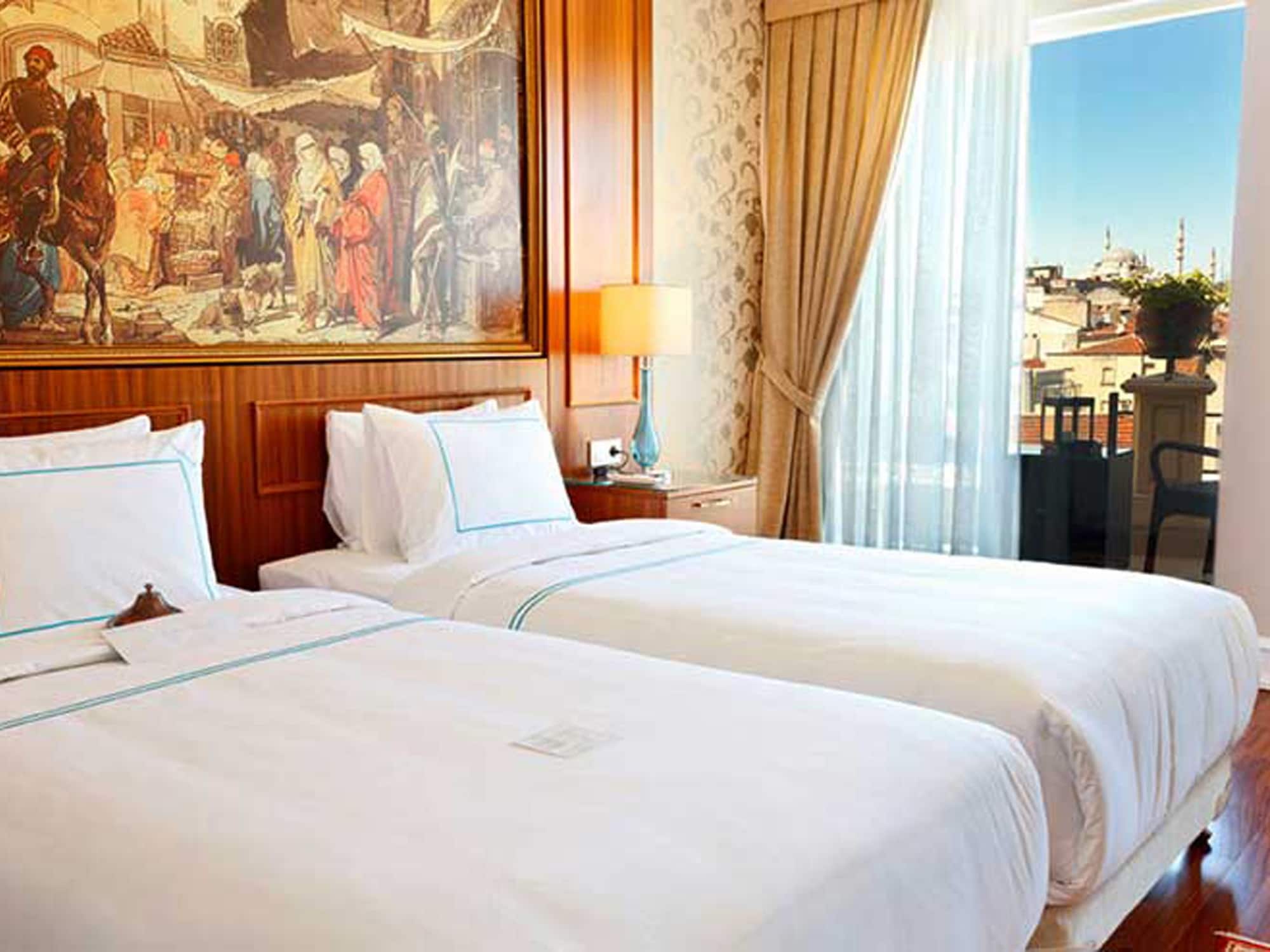SUPERIOR, QUEEN BED, CITY VIEW