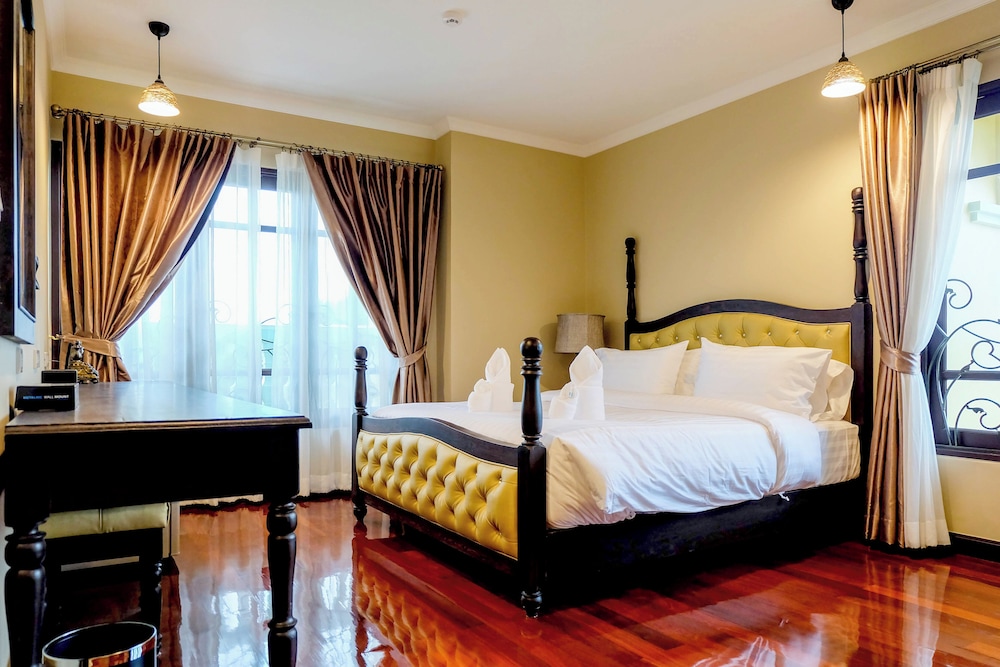 GRAND, KING BED, ACCESSIBLE