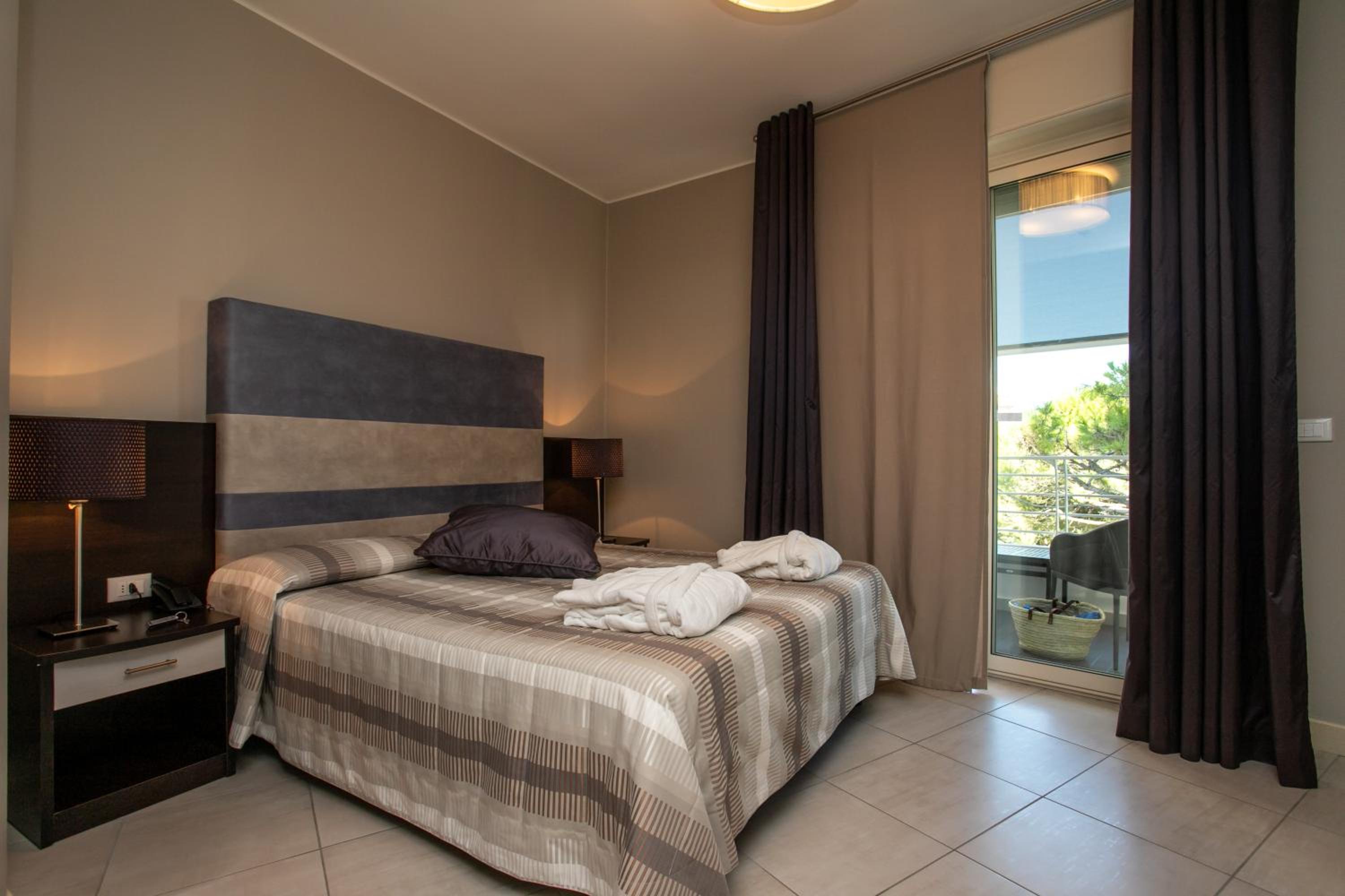 Standard, Double or Twin Bed, Square View