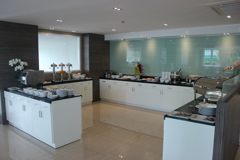 Crystal Suites Suvarnabhumi Airport 10/63