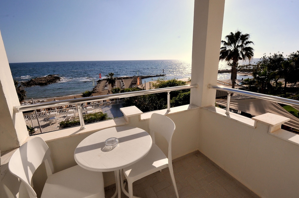 Ramira Beach Hotel 28/37