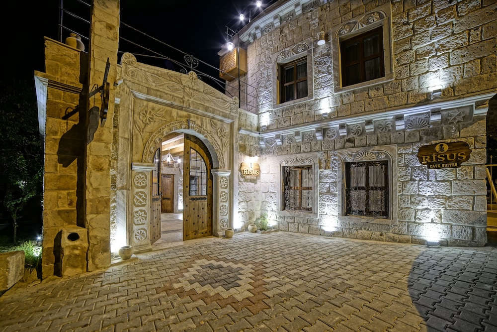 Risus Cave Suites 36/55