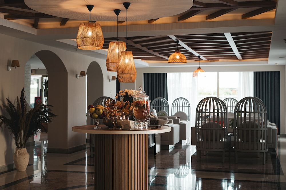 Adella Side Hotel 67/73