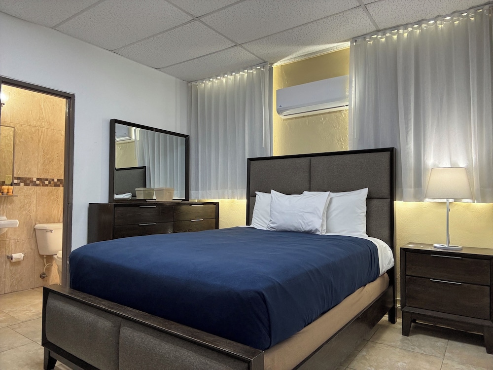STANDARD, QUEEN BED
