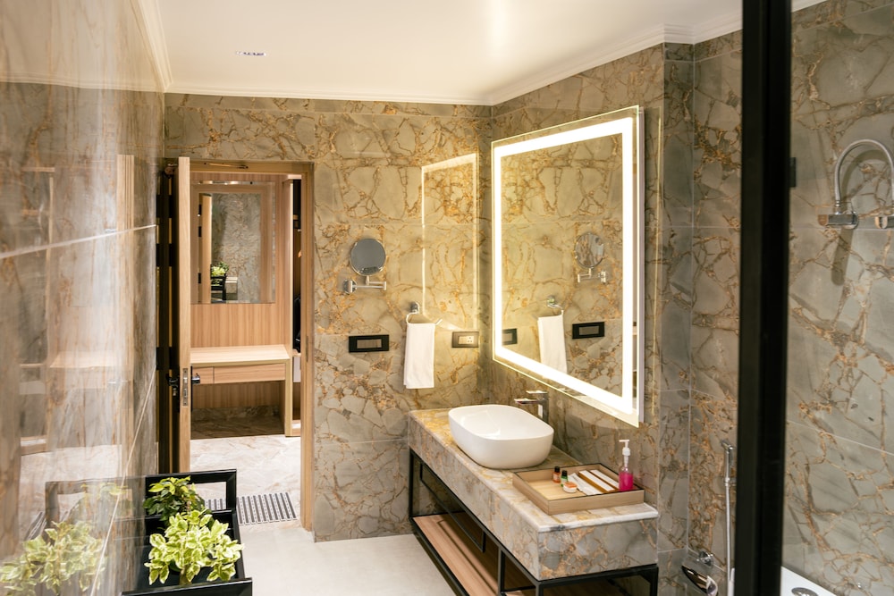 Alpine Hotel and Villas 19/22
