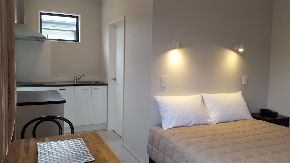 STUDIO, QUEEN BED, BATHTUB
