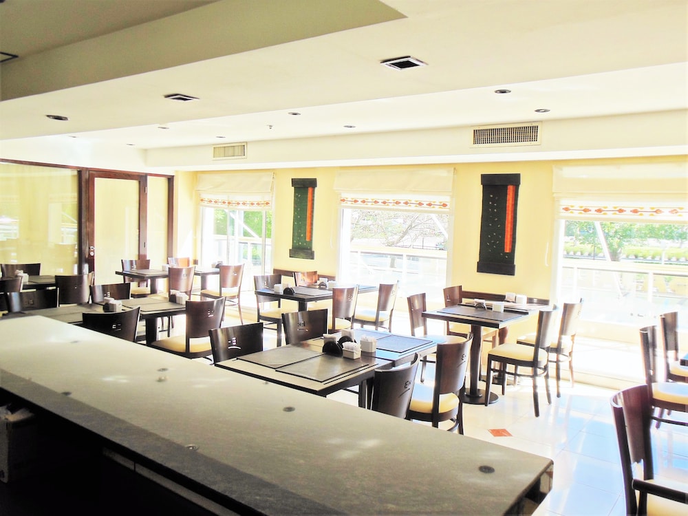 Embajador Hotel 33/55