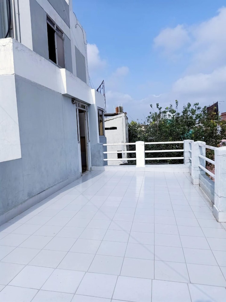 Hotel Rajdhani Plaza 38/43