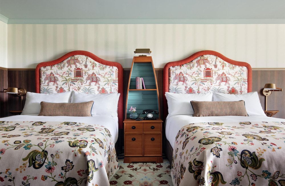 ROOM, TWIN BEDS