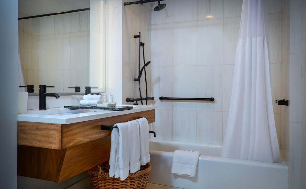 Pelican Grand Beach Resort A Noble House Resort 22/75
