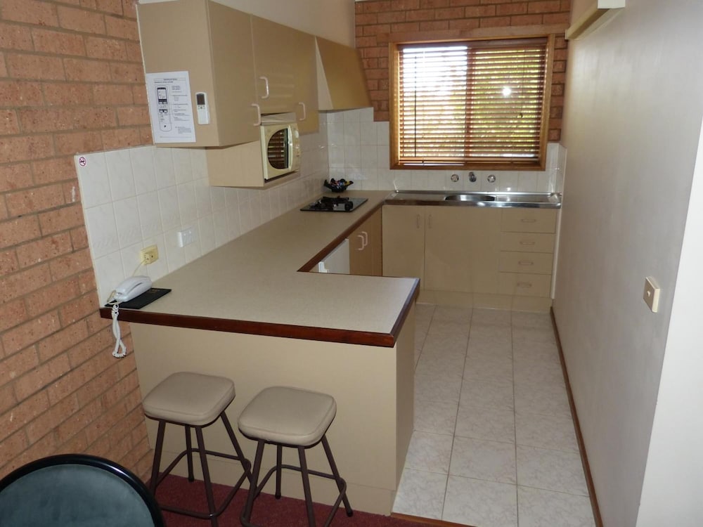 Blue Whale Motor Inn and Apartments 45/55