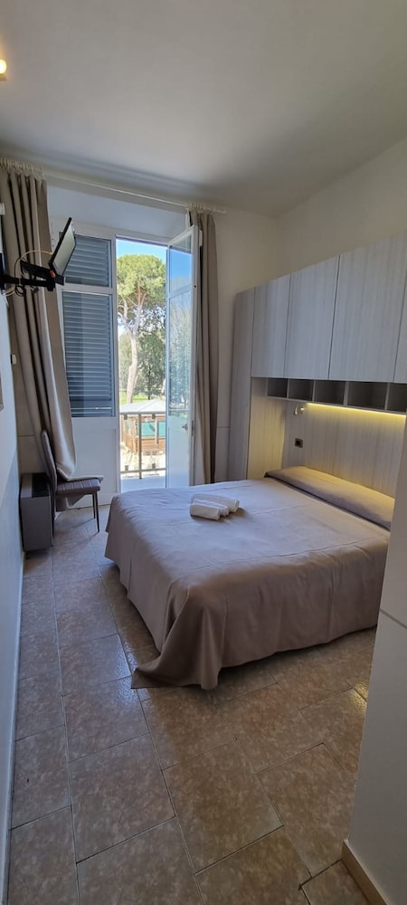 ROOM, DOUBLE BED, PARK VIEW, BALCONY