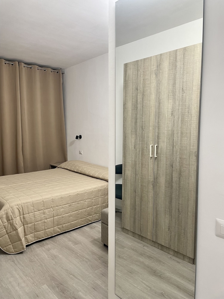 Classic, Queen Bed, Anna Siena Nord 2/10
