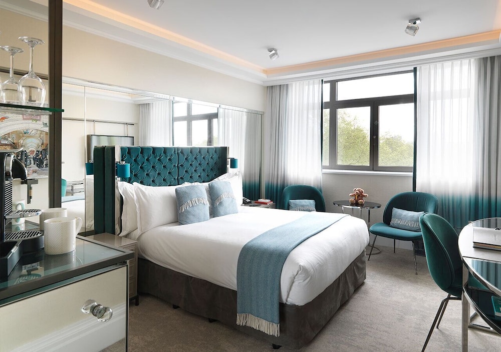 The Athenaeum Hotel & Residences 18/66