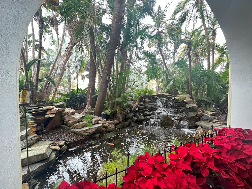 Tahitian Inn Spa 59/64