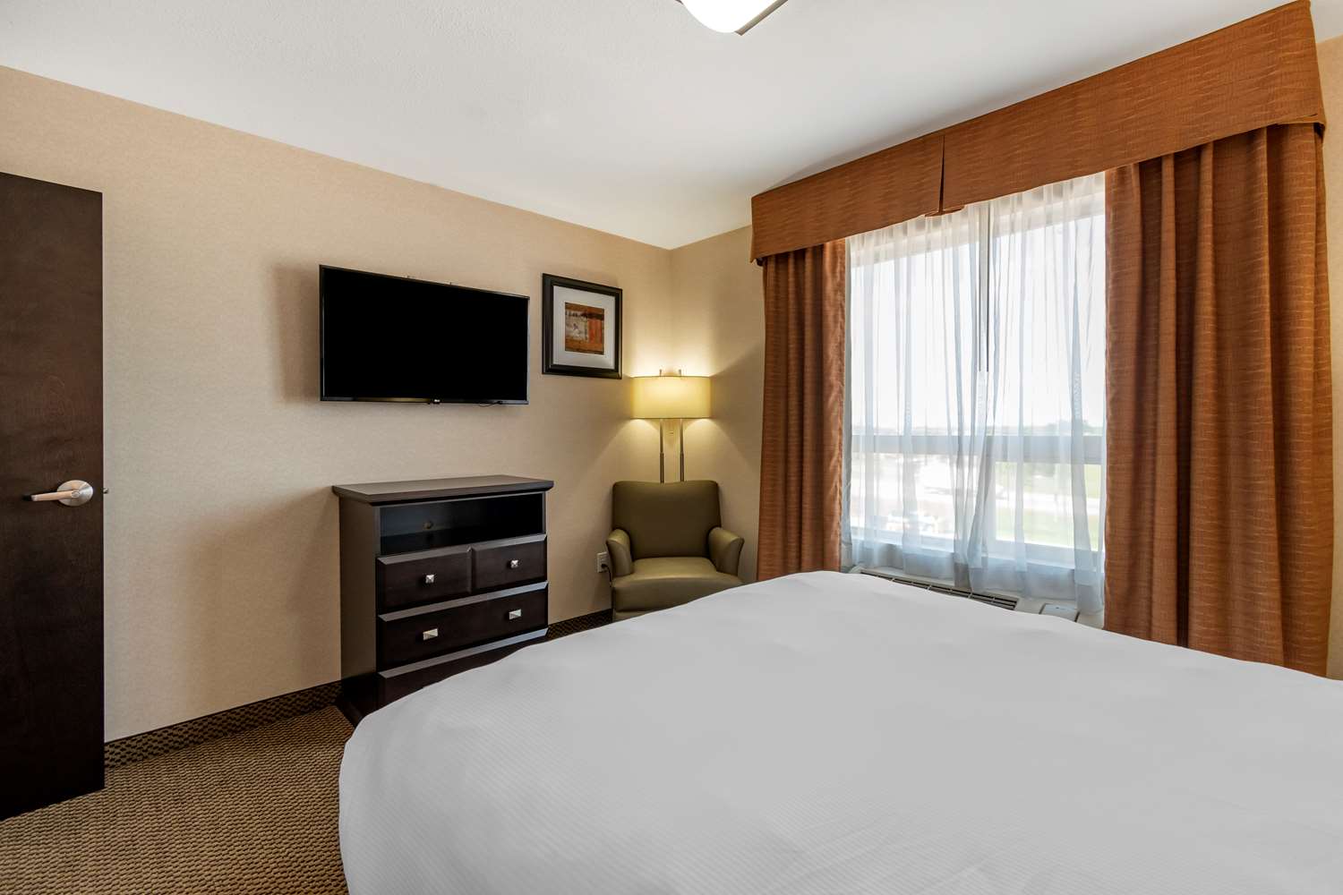 Suite, Queen Bed, Sofa