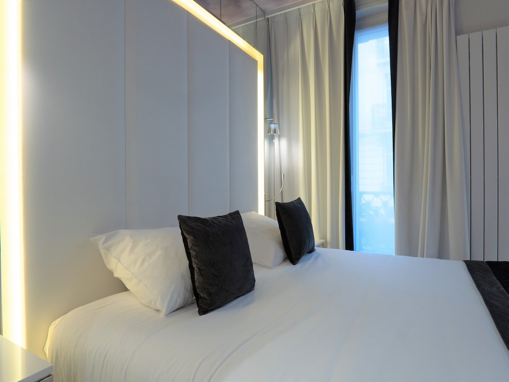 DELUXE, DOUBLE BED