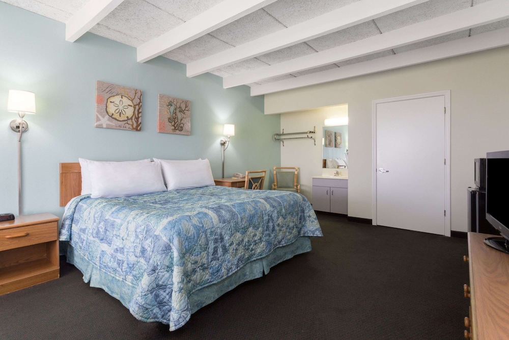 Days Inn & Suites By Wyndham Jekyll Island 12/58