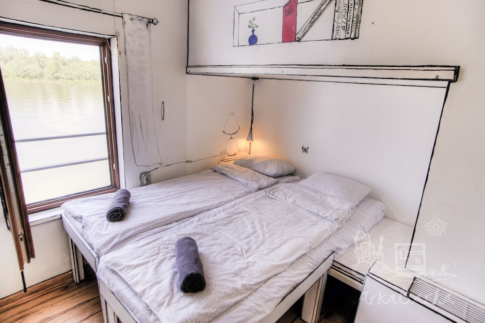 Arkabarka Floating Hostel And Apartments 5/83