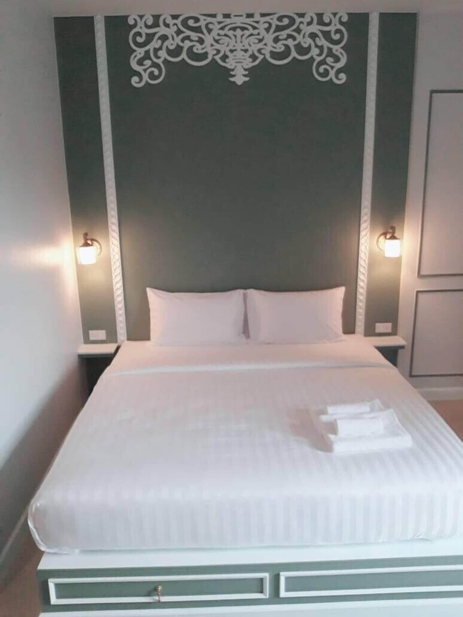 SUPERIOR, KING BED, PRIVATE BATHROOM