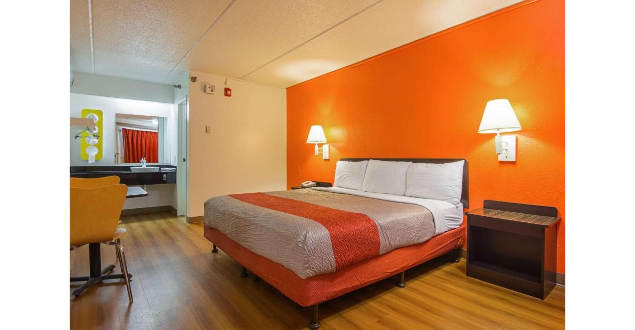 1 Full Bed - Mobility Accessible Ri Shwr